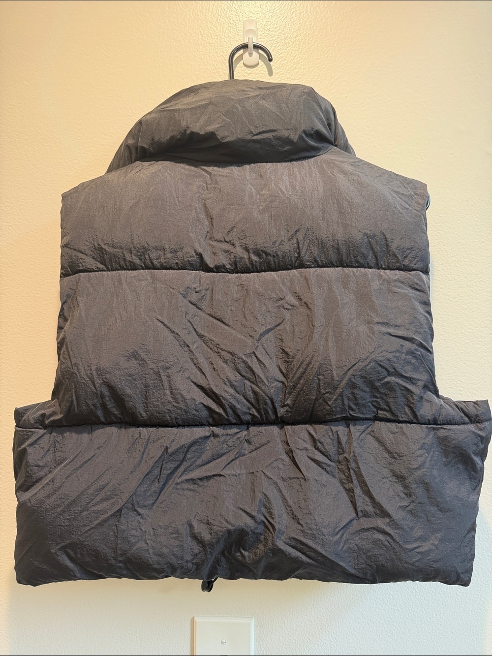 Women’s Cropped Black Puffer Vest L - Picture 4 of 4